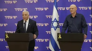 ראש האופוזיציה לפיד ימסור הצהרה בהשתתפות האלוף תיבון. 18 בנובמבר 2025, תל אביב