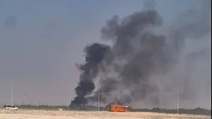 עשן מיתמר ממקום התרסקותו של מטוס קרב הודי במהלך הסלון האווירי של דובאי, 21 בנובמבר 2025