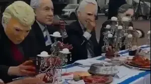 מיצג ביוניון סטיישן, תחנת הרכבת המרכזית של וושינגטון, כשפרו פלסטיניים ערכו ארוחת ״פריינדס-גיביניג״, ארוחת קדם ״חג ההודיה״ הוא ת׳נקס גיבינג, שבה הציגו עלילת דם בה ישראל קוצרת איברים ושותה את דם הילדים הפלסטינים בעזה. בשולחן אנשים עוטי מסיכות ראש בדמות טראמפ ונתניהו כמו גם מרקו רוביו שר החוץ האמריקני