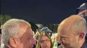 נפתלי בנט,גדי איזנקוט, הפגנה בקריאה לוועדת חקירה ממלכתית , כיכר הבימה, 22 בנובמבר 2025