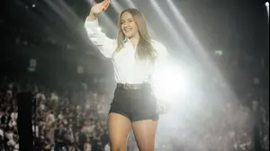 עדן בן זקן במופע בהיכל מנורה