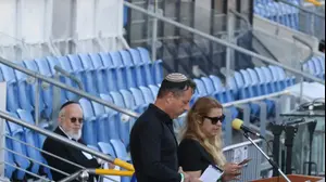 בנה ובתה של מרים פיירברג, בהלווית אמם, אצטדיון נתניה, 23 בנובמבר 2025