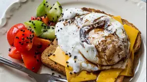 ביצה עלומה על לחם וסלט