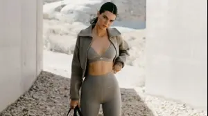 קנדל ג׳נר בסט של אלו יוגה