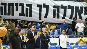 מאמן מכבי תל אביב עודד קטש לצד עמי ביטון, גיא פניני, קורי קאר