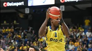 שחקן מכבי תל אביב ג'יילן הורד מול שחקן הפועל חולון עידן זלמנסון