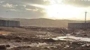 חלק מחומת ההפרדה באזור הר חברון קרס בעקבות הגשמים והאזור כעת פרוץ לכניסה מיו"ש