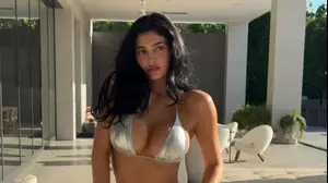 קיילי ג'נר בביקיני כסוף