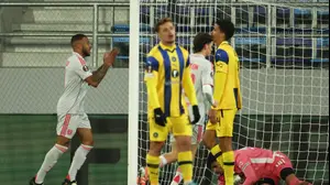 קורנטן טוליסו שחקן ליון חוגג מול שחקני מכבי תל אביב המאוכזבים