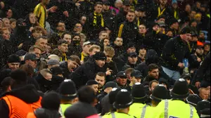 אוהדי יאנג בויז מתעמתים עם שוטרים בווילה פארק