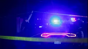 ניידת משטרה מחוץ לזירת ירי בעיר סטוקטון, קליפורניה, ארה"ב, 30 בנובמבר 2025