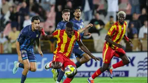 שחקן מ.ס. אשדוד, ז'אן באטום, כובש מול מכבי תל אביב. מאחוריו איתי בן חמו