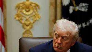 נשיא ארה"ב דונלד טראמפ תועד מנקר בישיבת השרים החודשית, 2 בדצמבר 2025