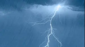 סערת ברקים בזמן גשם