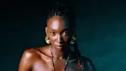 הדוגמנית פיי ז׳קיטה