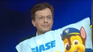 רועי בר נתן בתפקיד יצחק בוז'י הרצוג, "ארץ נהדרת"