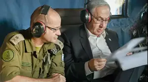 רה"מ בנימין נתניהו עם המזכיר הצבאי רומן גופמן