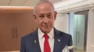 נתניהו עם בובה של באגס באני