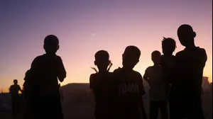 ילדים פליטים מהעיר אל-פאשר שבסודאן במחנה עקורים בצ'אד, 23 בנובמבר 2025