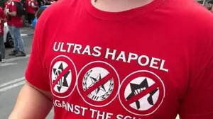 חולצת אוהדי אולטראס הפועל תל אביב בגינה העימות עם המשטרה