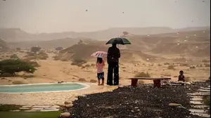 אם ובתה צופות בנחל שחק זורם בערבה התיכונה, 6 בדצמבר 2025