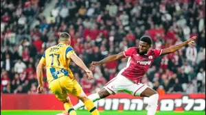 שחקן הפועל באר שבע, לוקאס ונטורה, מול שחקן מכבי תל אביב, אושר דוידה