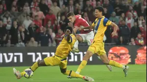 שחקן הפועל באר שבע, איגור זלאטנוביץ', כובש מול מכבי תל אביב