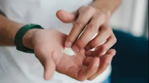 ידיים של גבר מורח קרם