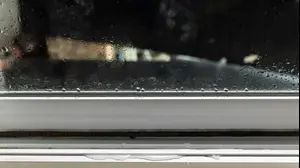 גשם חודר דרך חלון הזזה