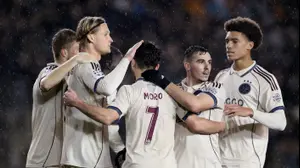 אוסקר גלוך חוגג עם שחקני אייאקס