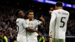 רודריגו שחקן ריאל מדריד חוגג שער עם ויניסיוס, ג'וד בלינגהאם