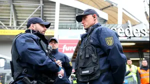 שוטרים מחוץ לאצטדיון של שטוטגרט