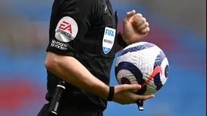 הלוגו של EA SPORTS על חולצת שופט באנגליה