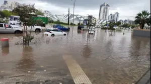 לוחמי האש ממחוז חילצו לכודים מהצפות,יבנה, 11 בדצמבר 2025