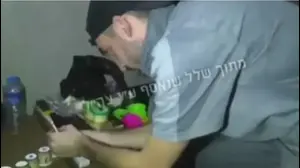 תיעוד מהשבי של 6 החטופים שנרצחו במנהרה מדליקים נרות חנוכה