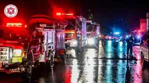 צוותי חילוץ של כבאות והצלה לישראל פועלים לחילוץ מספר רב של לכודים בבית שקמה כתוצאה מהצפות. 12 בדצמבר 2025