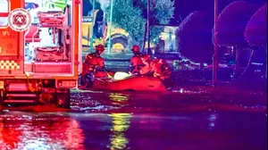 צוותי חילוץ של כבאות והצלה לישראל פועלים לחילוץ מספר רב של לכודים בבית שקמה כתוצאה מהצפות. 12 בדצמבר 2025