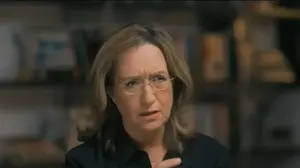 אילנה דיין, "עובדה"