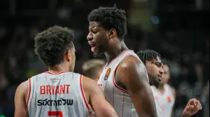 דן אוטורו עם אלייז'ה בריאנט שחקני הפועל תל אביב