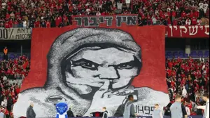 אוהדי הפועל תל אביב מניפים שלט "אין דיבור"