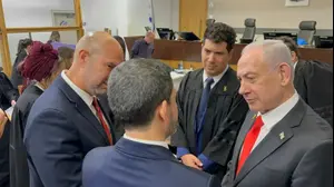 אמיר אוחנה ויו״ר הפרלמנט של פרגוואי, ראול לאטורה, הגיעו לאולם בית המשפט בזמן עדות נתניהו, 15 בדצמבר 2025