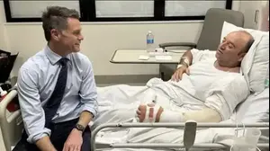 אחמד אל-אחמד, שהסתער על אחד המחבלים בפיגוע, לצד ראש ממשלת ניו סאות' וויילס ממיטתו בבית החולים בסידני, אוסטרליה, 15 בדצמבר 2025