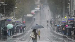 אישה עם מטריה, ירושלים, 15 בדצמבר 2025