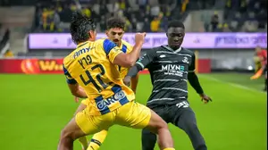 ז'וסלן טאבי שחקן הפועל פתח תקוה בין רוי רביבו, דור פרץ שחקני מכבי תל אביב