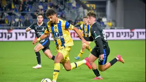 שחקן מכבי תל אביב, רוי רביבו, לפני שחקן הפועל פתח תקוה, רועי דוד