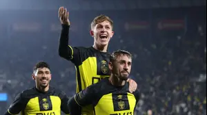 עדי יונה שחקן בית"ר ירושלים חוגג שער עם עומר אצילי