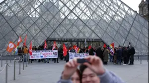 מוזיאון הלובר נותר סגור לאחר שהעובדים הצביעו על הארכת השביתה, פריז, צרפת, 17 בדצמבר 2025
