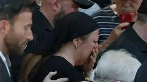 אמה של מטילדה בת העשר שנרצחה בפיגוע בהלווייתה בסידני, אוסטרליה, 18 בדצמבר 2025