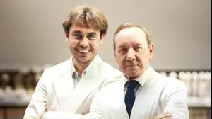 קווין ספייסי בסדרה האיטלקית "מינימרקט"