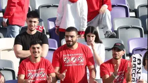 אוהדי הפועל תל אביב עם חולצות המחאה